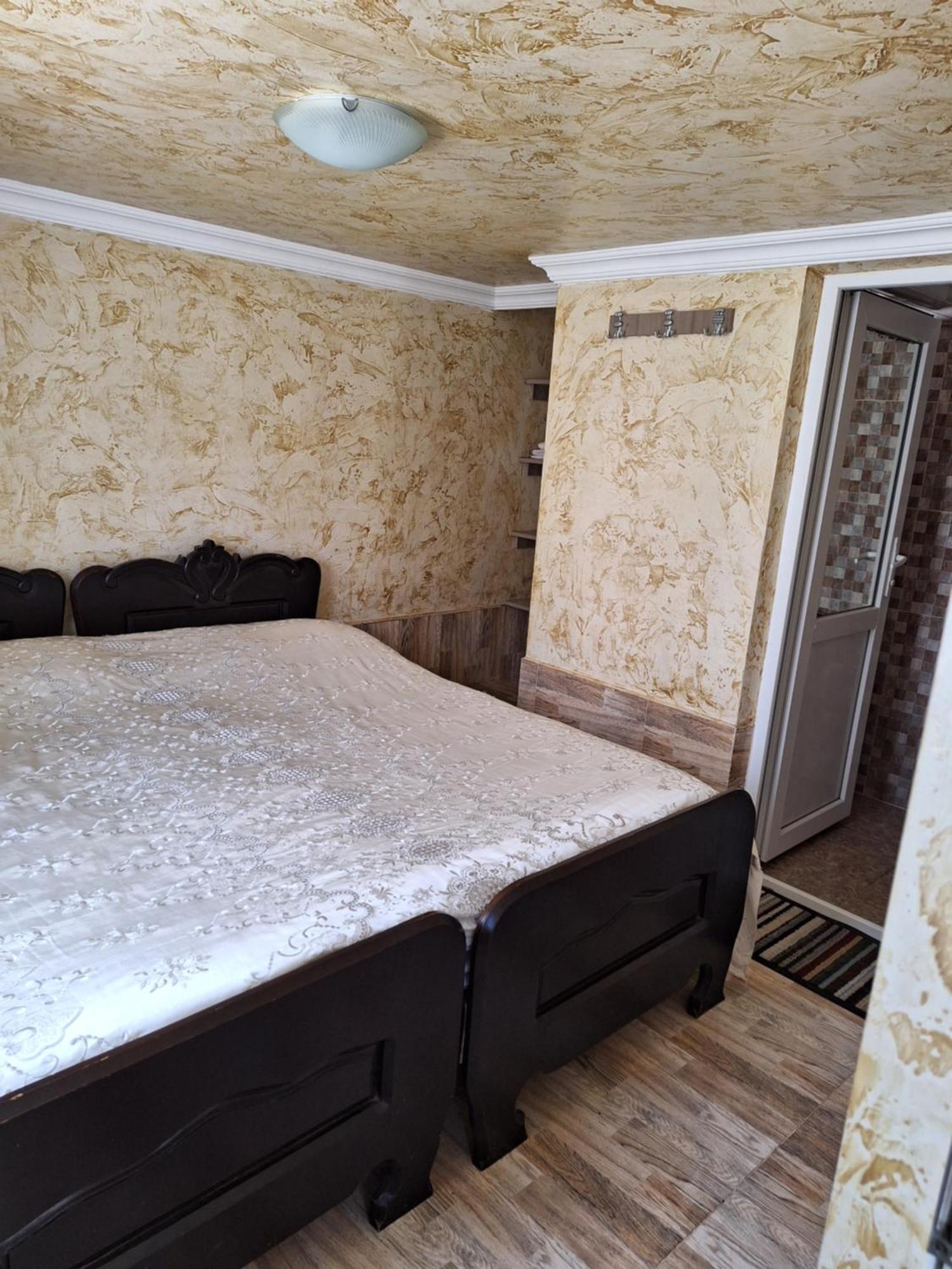More Teona Gonio Kamer foto