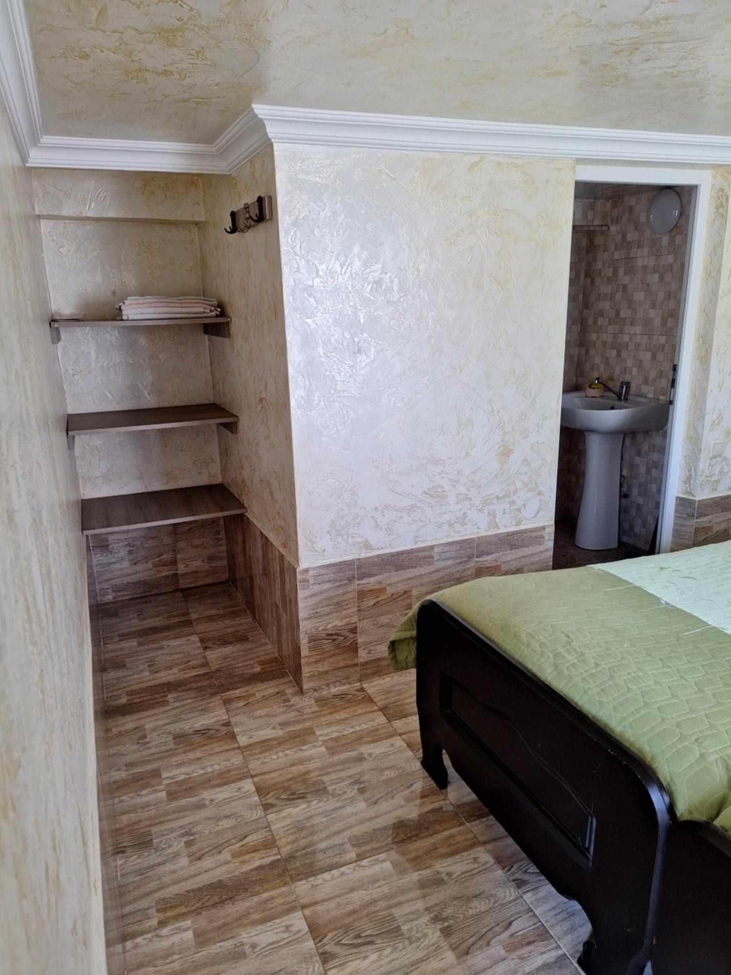 More Teona Gonio Kamer foto